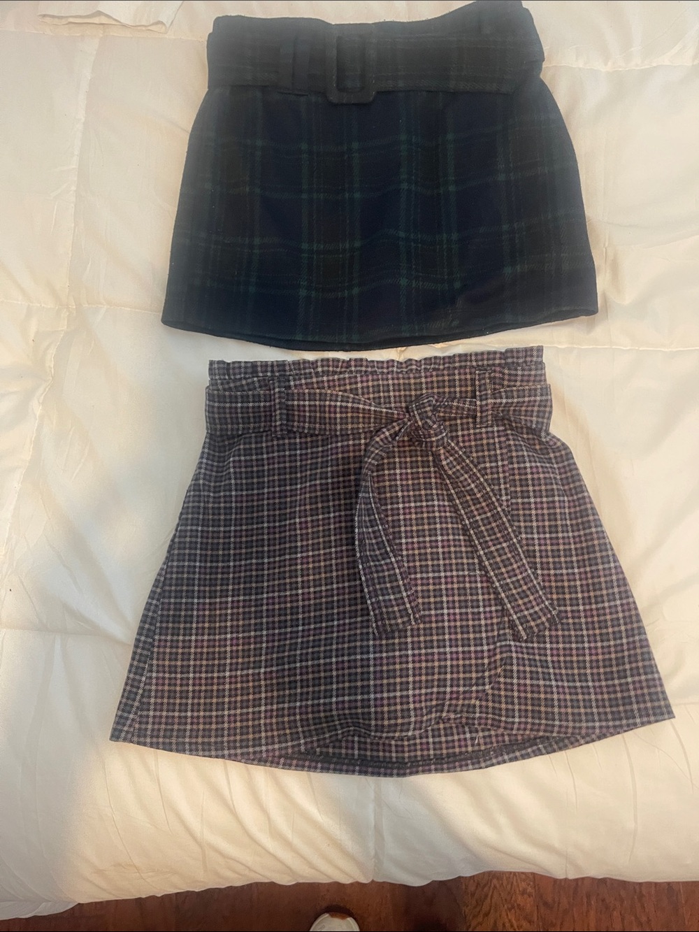 Girls’s Plaid Mini Skirt with Belt - Black/Green and Purple/Tan Variants. 9/10
